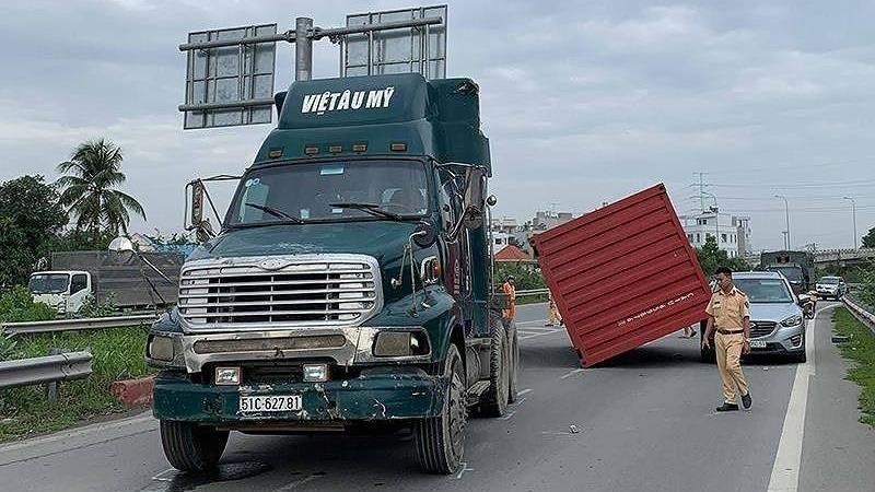 Một xe đầu kéo làm rơi thùng container đè trúng người đi đường