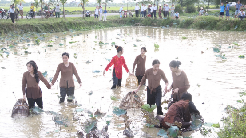 Mô hình du lịch nông nghiệp ở làng Sen đang thu hút nhiều du khách.