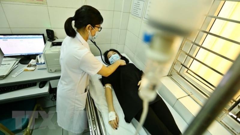 Người bị sốt xuất huyết cần đi khám để được chẩn đoán, điều trị phù hợp. (Hình minh họa: TTXVN)
