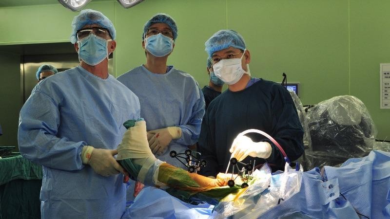 Một ca phẫu thuật bằng robot được thực hiện tại Bệnh viện Bạch Mai. (Ảnh minh họa)