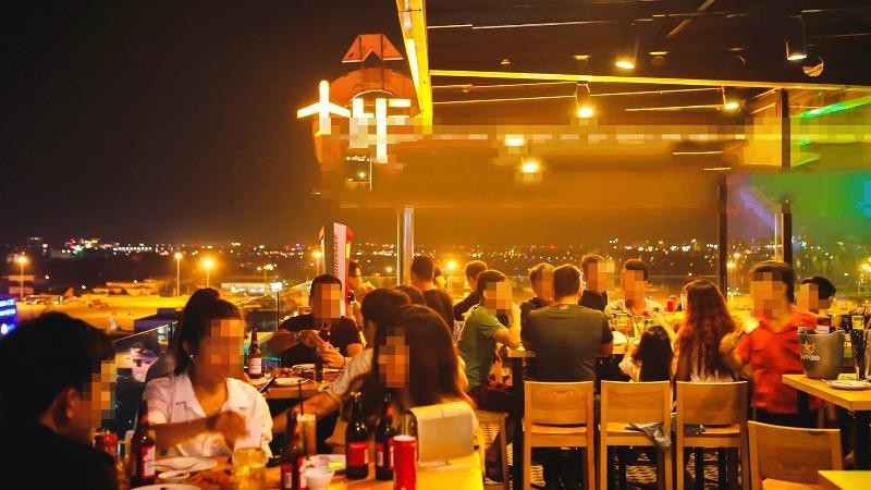 Ngày càng có nhiều hình thức ăn nhậu từ hè phố đến các pub, beer club. 