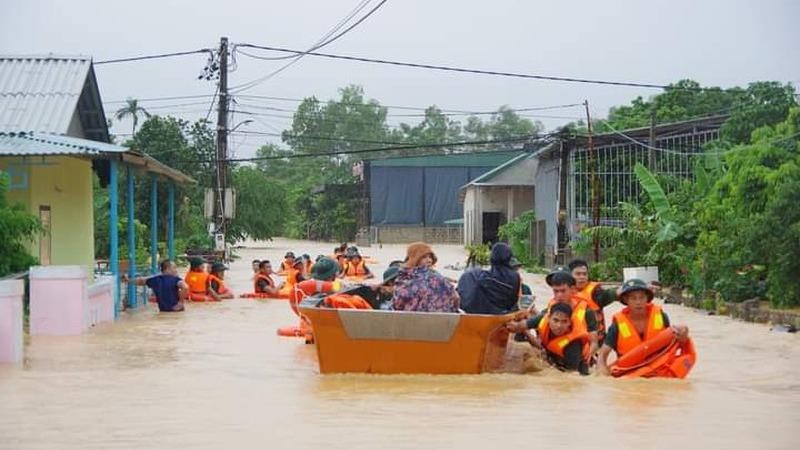 Di dời người dân tại các khu vực ngập lụt đến nơi an toàn.