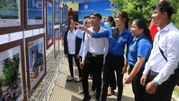 Sinh viên Trường Đại học Trà Vinh tại triển lãm. Ảnh: Thanh Hòa/TTXVN.