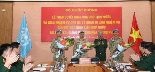 Thượng tướng Nguyễn Chí Vịnh trao Quyết định của Chủ tịch nước cho các sỹ quan chuẩn bị lên đường thực hiện nhiệm vụ.