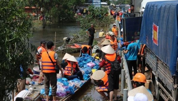 Nhiều đoàn từ thiện đang tiếp tục hướng về miền Trung.