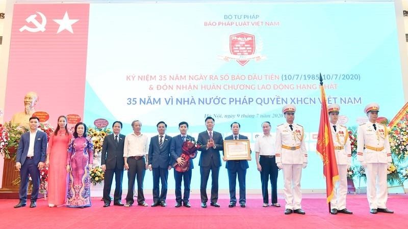 Báo Pháp luật Việt Nam đón nhận Huân chương lao động hạng Nhất lần 2 nhân dịp kỷ niệm 35 ngày thành lập Báo.