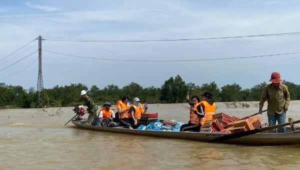 Tiếp cận vùng lũ trao quà cho người dân ở Quảng Bình.