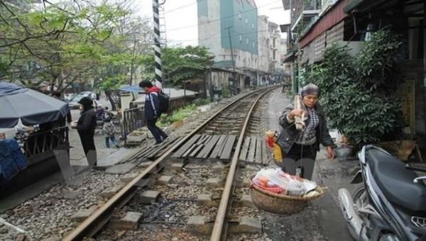 Trên địa bàn Hà Nội vẫn còn nhiều lối đi tự mở băng qua đường sắt.