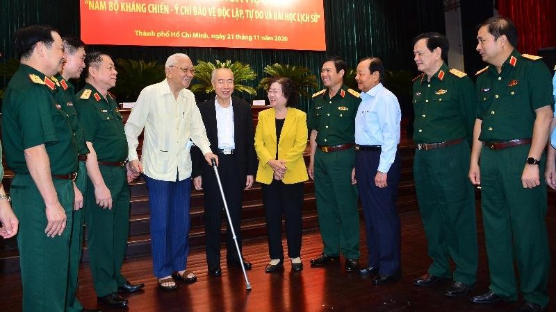 Nhân chứng lịch sử Võ Anh Tuấn (thứ tư từ trái sang) chụp ảnh chung với lãnh đạo Bộ Quốc phòng và các đại biểu, nhân chứng tại hội thảo.