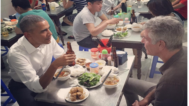 Tổng thống Obama thưởng thức bún chả Hà Nội.