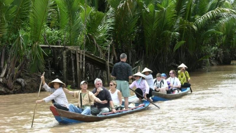 Du lịch miệt vườn Bến Tre thu hút du khách quốc tế. 