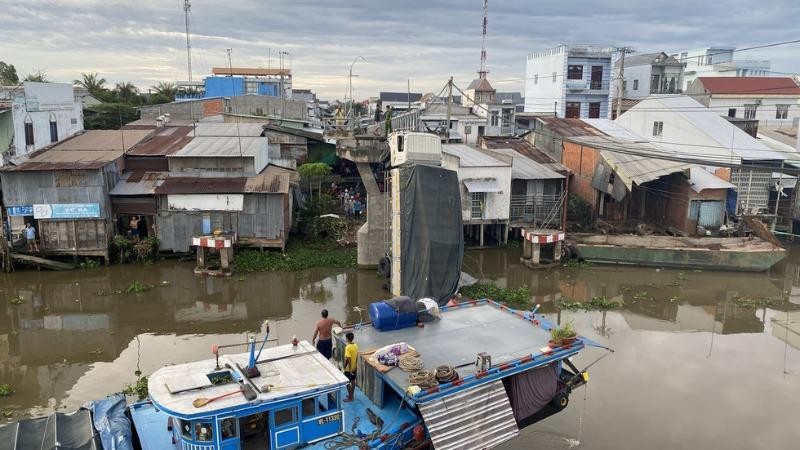 Xe chở lúa quá tải làm sập cầu.