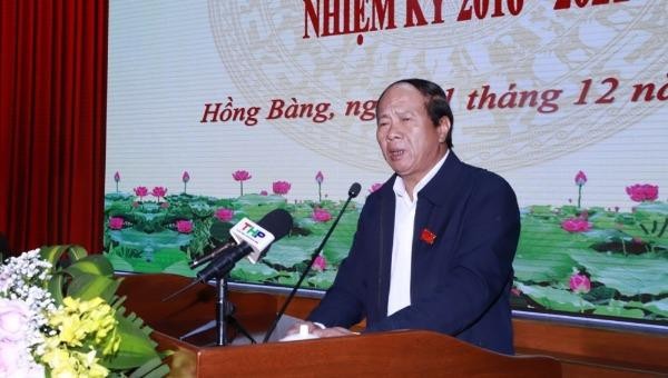 Bí thư Thành ủy, Chủ tịch HĐND thành phố Hải Phòng Lê Văn Thành phát biểu tại buổi tiếp xúc cử tri.