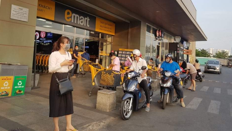 Người dân TP HCM mang khẩu trang nơi công cộng. .