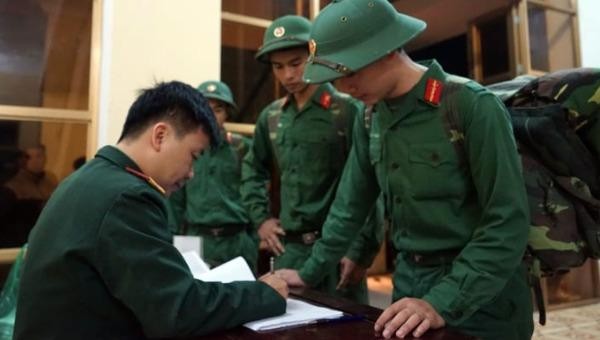 Chiến sĩ nghĩa vụ Quân sự làm thủ tục ra quân tại Hà Nội. Ảnh minh họa.