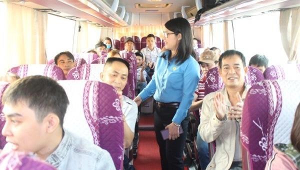 Đại diện lãnh đạo LĐLĐ tỉnh Đồng Nai tiễn công nhân về quê đón Tết Nguyên đán năm 2020. 