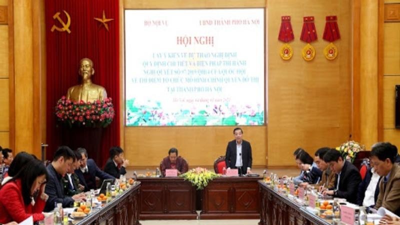  Chủ tịch UBND TP Hà Nội Chu Ngọc Anh Thứ trưởng Bộ Nội vụ Trần Anh Tuấn đồng chủ trì Hội nghị.