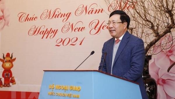 Phó Thủ tướng, Bộ trưởng Bộ Ngoại giao Phạm Bình Minh phát biểu tại buổi gặp mặt các cơ quan báo chí.