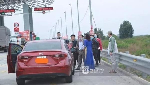 Đoàn đón dâu dừng xe trước trạm BOT, đành hoãn đón dâu do dịch COVID-19 tại Quảng Ninh.