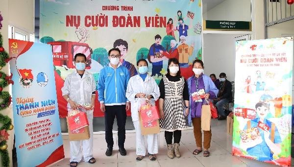 Anh Nguyễn Tường Lâm, Phó Chủ tịch Thường trực Trung ương Hội LHTN Việt Nam (áo xanh), trao quà cho các bệnh nhân có hoàn cảnh khó khăn tại Bệnh viện Bạch Mai - Hà Nội.