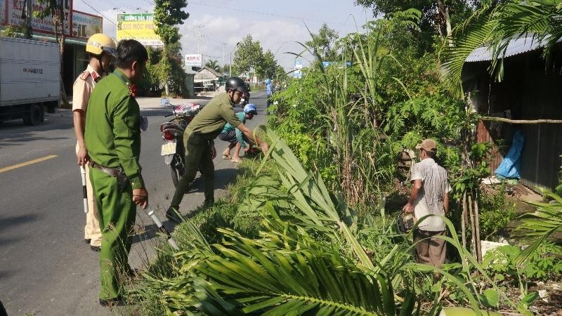 Phát quang tầm nhìn, đảm bảo an toàn giao thông trên địa bàn Hậu Giang.