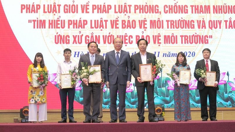 Thứ trưởng Phan Chí Hiếu trao giải cho các tập thể, cá nhân có thành tích trong cuộc thi tìm hiểu pháp luật.