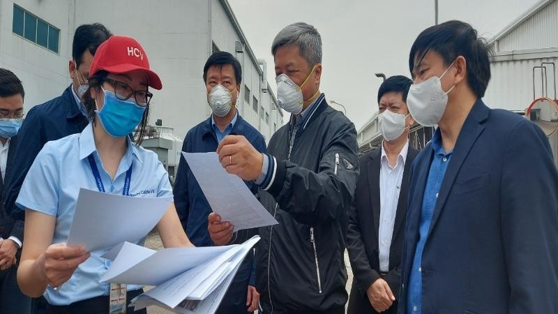 Thứ trưởng Bộ Y tế Nguyễn Trường Sơn kiểm tra chống dịch của doanh nghiệp trong khu công nghiệp huyện Cẩm Giàng.