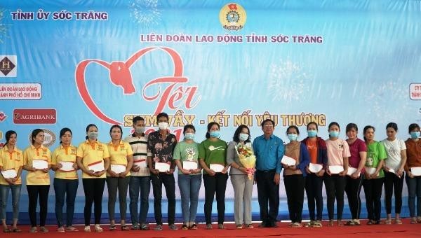 Trao quà Tết cho công nhân, người lao động tại Sóc Trăng.