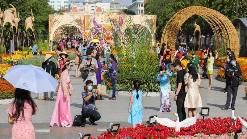 Người dân tham quan tại đường hoa Nguyễn Huệ trong dịp Tết Nguyên Đán Tân Sửu.