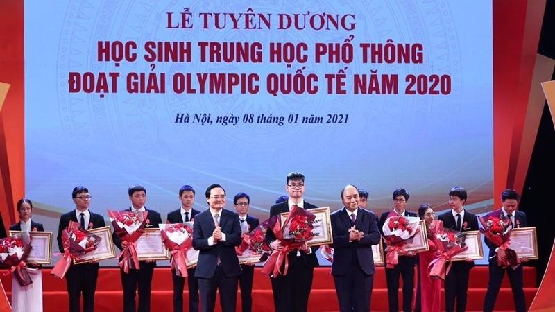 Thủ tướng Nguyễn Xuân Phúc trao Huân chương Lao động hang Nhất cho em Bùi Hồng Đức.