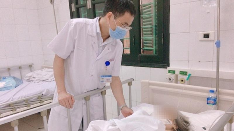 TS.BS Lê Mạnh Sơn – Trưởng khoa Phẫu thuật Chấn thương chung, Bệnh viện HN Việt Đức thăm khám cho cụ T sau phẫu thuật. Ảnh Bệnh viện Hữu nghị Việt Đức.
