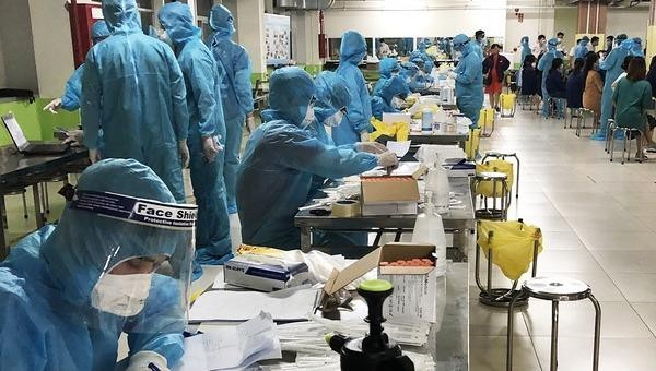 Y bác sĩ đang lấy mẫu xét nghiệm cho công nhân tại khu công nghiệp ở Bắc Giang.