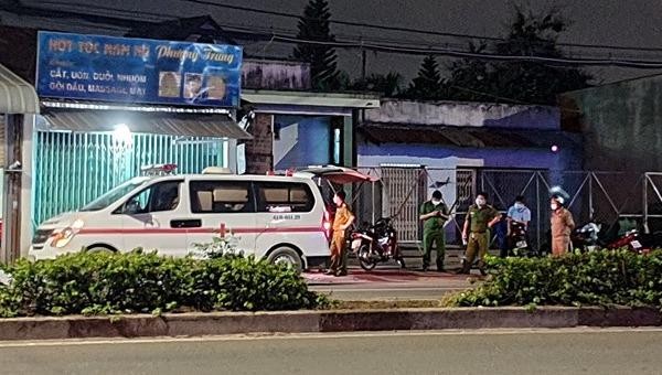 Lực lượng chức năng đưa thi thể nạn nhân đi khám nghiệm tử thi. Ảnh: Đại đoàn kết.