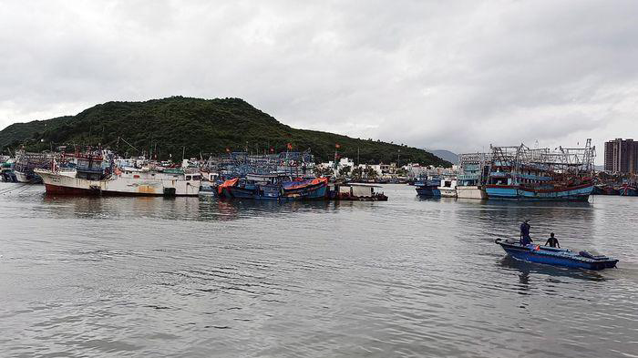 Tàu thuyền vào cảng Hòn Rớ, TP Nha Trang.