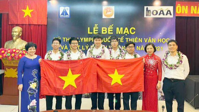 5 học sinh xuất sắc giành chiến thắng tại Kỳ thi IOAA lần thứ 14 bên các thầy cô giáo.