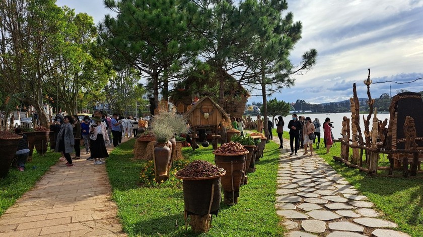 Du khách tham quan triển lãm Thiên đường Tây Nguyên dịp Festival Hoa Đà Lạt.