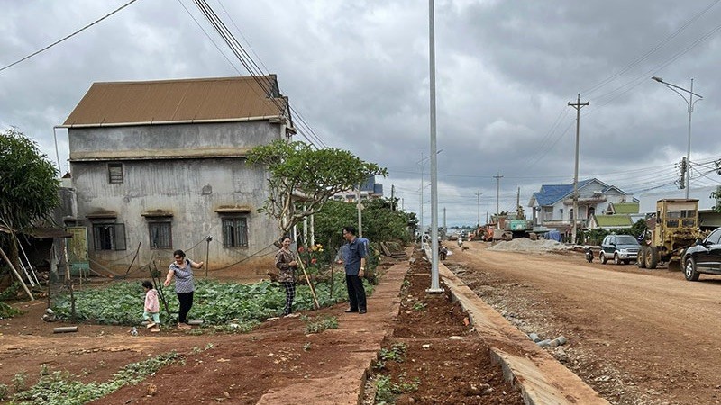 Bà con tổ dân phố Ka Ming (thị trấn Di Linh, huyện Di Linh, tỉnh Lâm Đồng) hiến đất mở rộng đường.