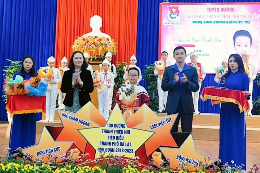 Anh Trần Đức Trung- Phó Bí thư Thường trực Tỉnh đoàn Lâm Đồng và bà Ngô Thị Mỹ Lợi - Phó Bí thư Thường trực Thành ủy, Chủ tịch HĐND TP Đà Lạt tặng biểu trưng và hoa cho các gương thanh thiếu nhi tiêu biểu trên địa bàn TP Đà Lạt.