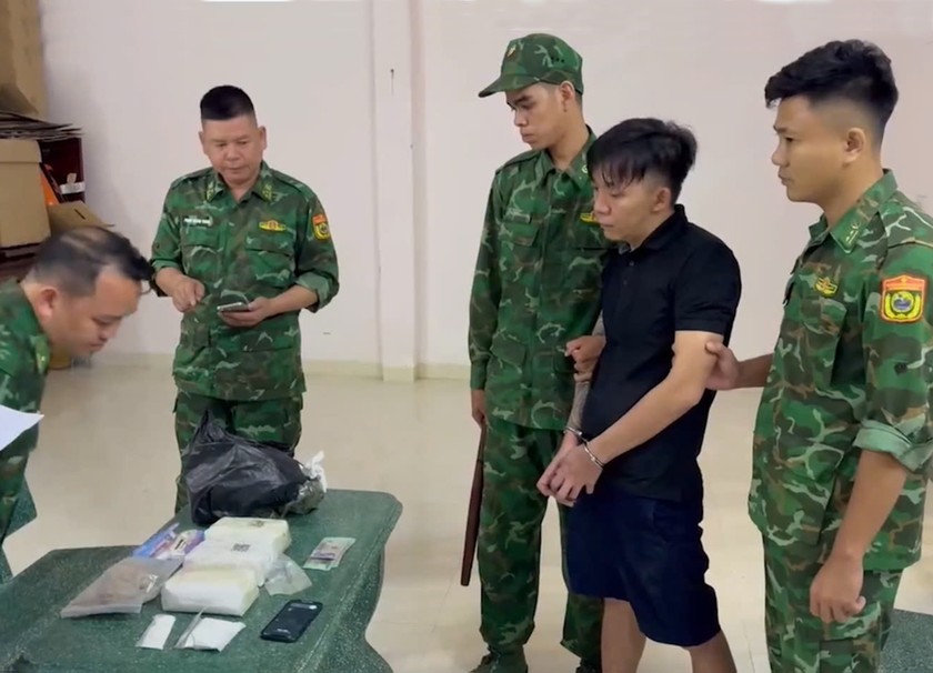 Lực lượng biên phòng kiểm tra tang vật. Ảnh: Luận Quân