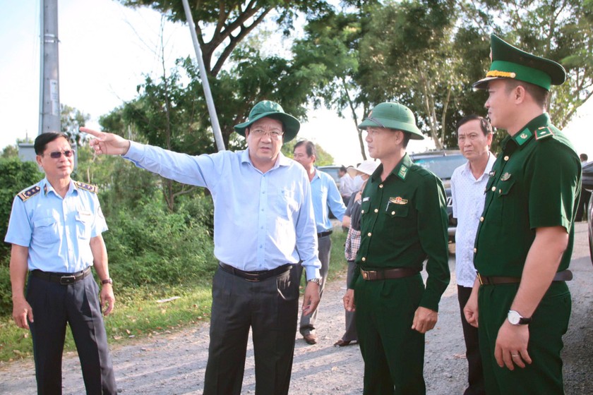 Đoàn công tác trực tiếp khảo sát, kiểm tra thực tế nắm tình hình buôn lậu tại một số điểm. Ảnh: Luận Quân