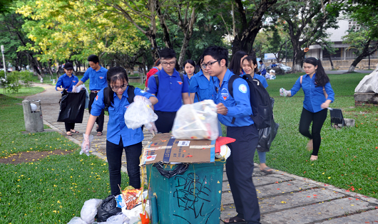Hoạt động thu gom rác thải của sinh viên Khoa Du Lịch – Đại học Huế 
