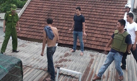 Cảnh sát 113 khống chế bắt giữ đối tượng ngáo đá dùng dao cố thủ trên mái nhà