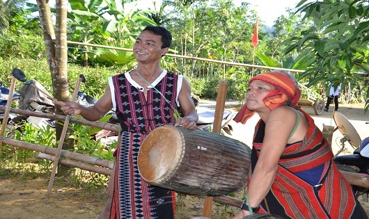 Người dân ra tận cổng làng nghênh đón bằng tiếng chiêng, tiếng trống khi khách tới thăm