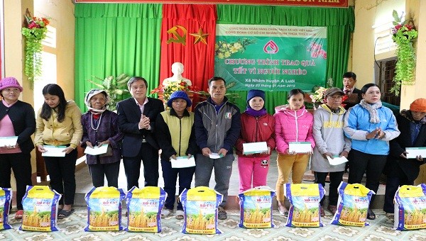 Công đoàn NHCSXH Chi nhánh TT- Huế trao quà tết cho bà con hộ nghèo, hộ đối tượng chính sách tại xã Nhâm, huyện A Lưới