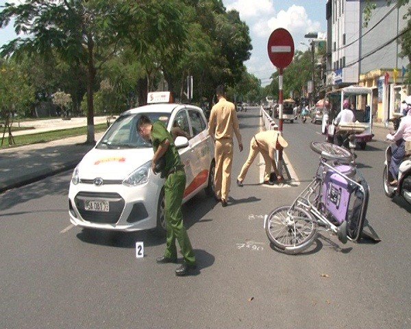 Công an dựng lại hiện trường vụ tai nạn 