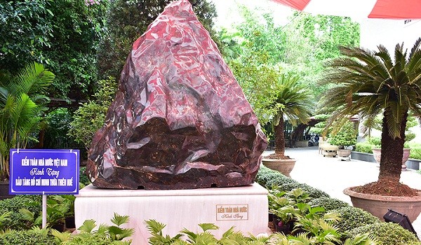 Khối đá Saphia nặng 14 tấn do Tổng Kiểm toán Nhà nước trao tặng tỉnh TT- Huế