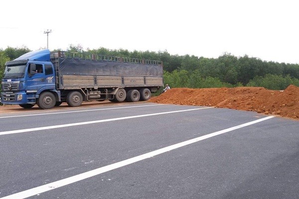 Để ngăn chặn các phương tiện đi vào tuyến cao tốc, đơn vị thi công phải đổ đất chắn ngang mặt đường