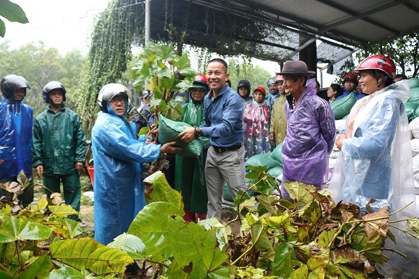 Ông Mai Quốc Bảo, Giám đốc Công ty Lộc Mai tặng cây vả giống và phân hữu cơ vi sinh cho bà con nhân dân