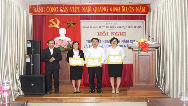 Giám đốc Trung tâm BSCKII Ngô Đình Thư tặng Giấy khen cho các cá nhân đã có thành tích xuất sắc trong công tác năm 2019