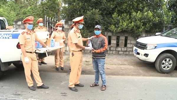 Phòng Cảnh sát giao thông Công an tỉnh TT- Huế đã trao tặng nước rửa tay, nước suối cho các tài xế lái xe trên tuyến